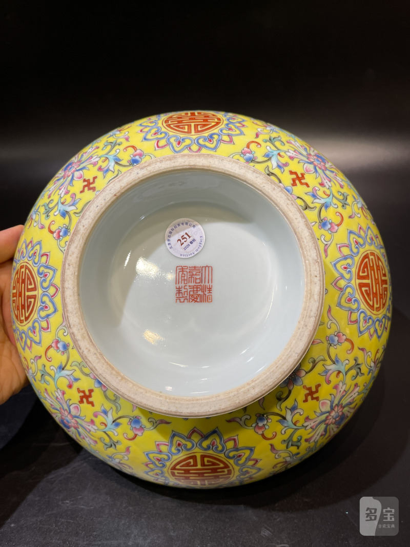 清嘉庆 黄地洋彩缠枝福寿纹大碗 - 图9